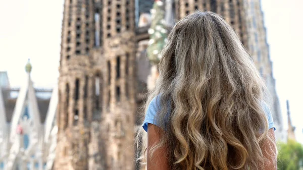 Donna Caucasica Con Sagrada Familia Sullo Sfondo Barcellona Spagna — Foto Stock