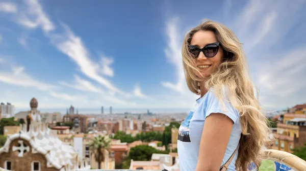 Donna Caucasica Occhiali Sole Con Vista Barcellona Sullo Sfondo Spagna — Foto Stock