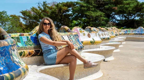 Donna Caucasica Occhiali Sole Nel Parco Guell Piazza Seduta Sulle — Foto Stock