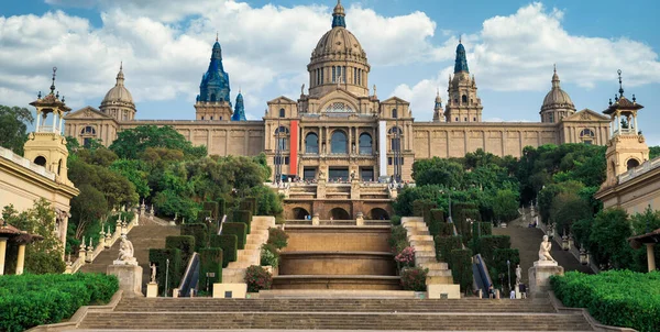 Palacio Nacional Barcelona Los Jardines España Gente Frente Cielo Nublado — Foto de Stock