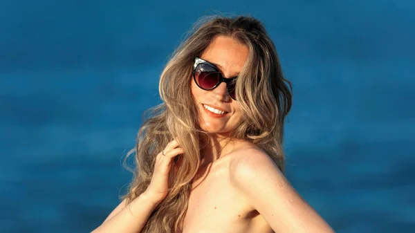 Caucasian Woman Sunglasses Posing Mediterranean Sea Background Spain — Stock Photo, Image