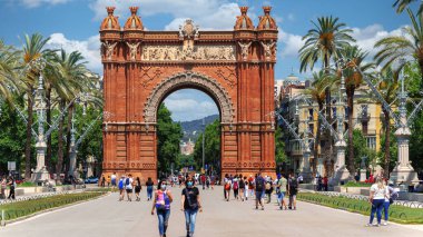 BARCELONA, İspanya - 9 Haziran 2021: The Arc de Triomf ve Parc de la Ciutadella 'da birden fazla ziyaretçi