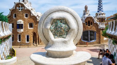BARCELONA, İspanya - 12 Haziran 2021: Park Guel 'in iç mahkemesindeki anıt, binalar