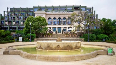 BARCELONA, İspanya - 19 Haziran 2021: Yeşillikli park, Miramar Oteli 'nin önündeki çeşme