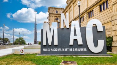 BARCELONA, İspanya - 19 Haziran 2021: Ulusal Katalan görsel sanatlar müzesi. Bulutlu gökyüzü