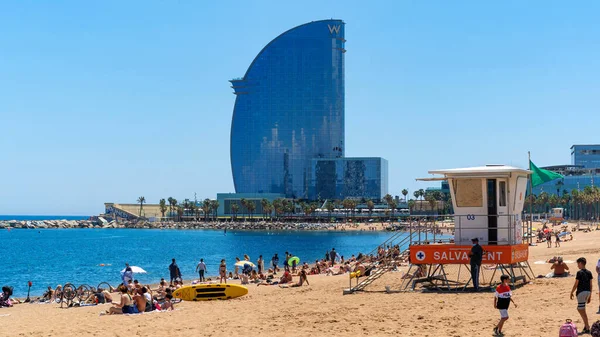 스페인 2021 지중해 연안의해 다중적으로 사람들 호텔을 배경으로 — 스톡 사진