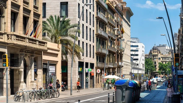 Barcelona España Junio 2021 Vista Calle Edificios Modernos Antiguos Gente — Foto de Stock