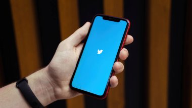 CHISINAU, MOLDOVA - 19 Haziran 2021: Twitter uygulamalı akıllı telefonu ekranda tutan adam