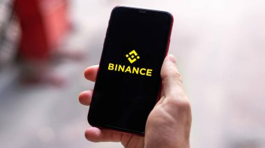 CHISINAU, MOLDOVA - 19 Haziran 2021: Ekranda Binance uygulamalı akıllı telefonu tutan adam