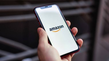 CHISINAU, MOLDOVA - 19 Haziran 2021: Ekranda Amazon uygulamalı akıllı telefonu tutan adam
