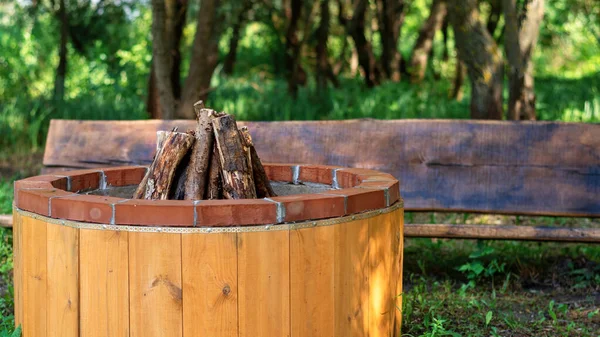 Lugar Para Fogata Con Banco Madera Glamping Verdor Alrededor — Foto de Stock