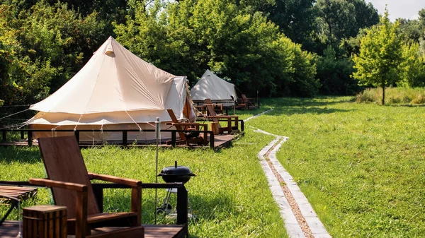 Tendas Com Cadeiras Madeira Caminho Frente Deles Glamping Natureza Vegetação — Fotografia de Stock