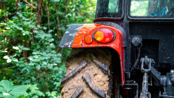 Vista Trasera Tractor Con Vegetación Fondo — Foto de Stock