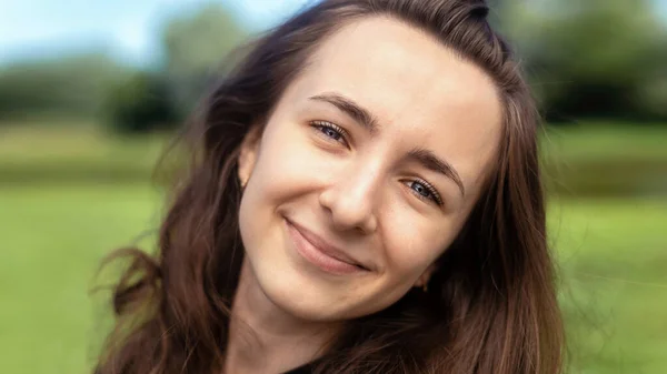 Sonriente Mujer Joven Caucásica Con Ojos Azules Cabello Castaño Mirando — Foto de Stock