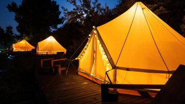 Geceleri glamping, birkaç parlayan çadır, gece lambaları