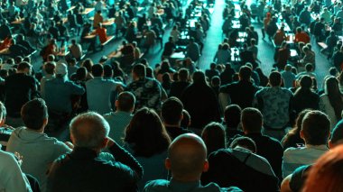 Geceleri halka açık bir yerde millete futbol izletmek.