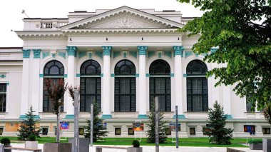 Chisinau 'daki Organ Salonu' nun önünde park yeri var. Moldova