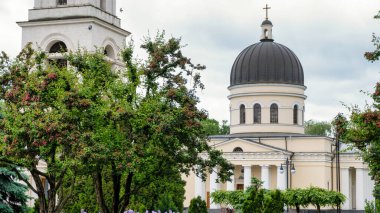 Merkez Katedral ve çan kulesi Chisinau 'nun merkezinde, Yeşillik ön planda, Moldova