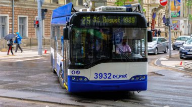 CHISINAU, MOLDOVA - 20 HAZİRAN 2021: Taşınma otobüsü, arabalar ve insanlar