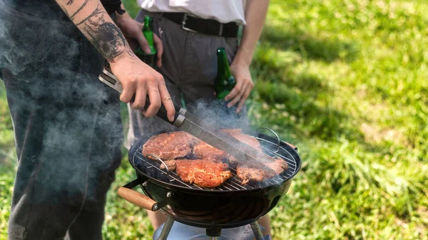 Casal Jovem Fritando Carne Grelha Bebendo Cerveja Greenery Por Glamping — Fotografia de Stock