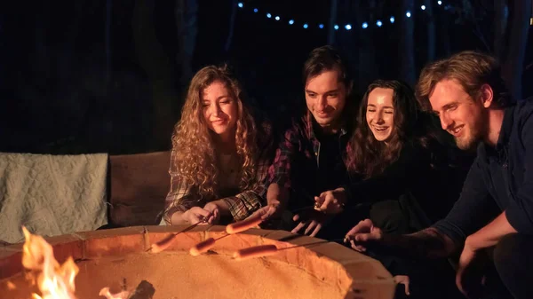 Eine Gruppe Fröhlicher Junger Freunde Lagerfeuer Beim Glamping Der Nacht — Stockfoto
