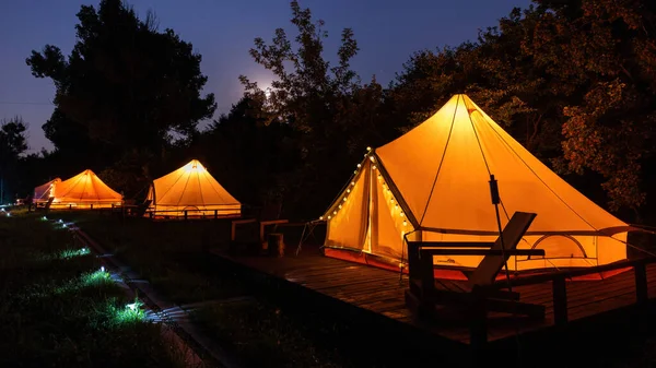 Geceleri glamping, birkaç parlayan çadır, gece lambaları