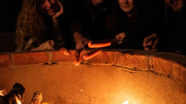 Eine Gruppe Junger Freunde Lagerfeuer Beim Glamping Der Nacht Zwei — Stockfoto