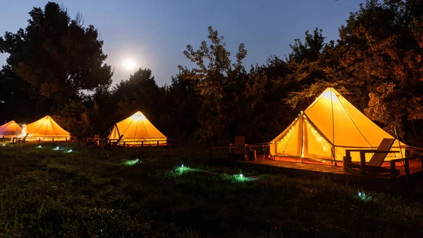 Geceleri glamping, birkaç parlayan çadır, gece lambaları