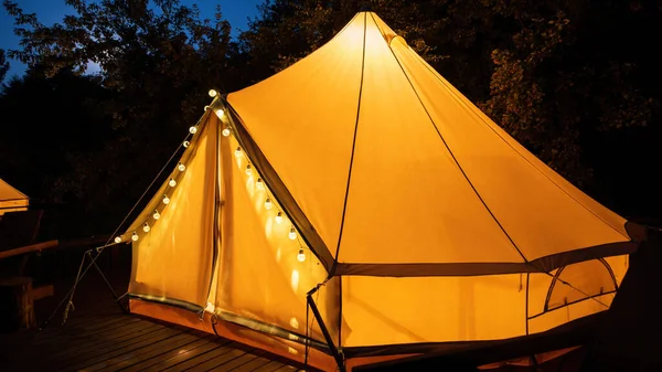 Glamping Noite Tenda Brilhante Luzes Noturnas — Fotografia de Stock