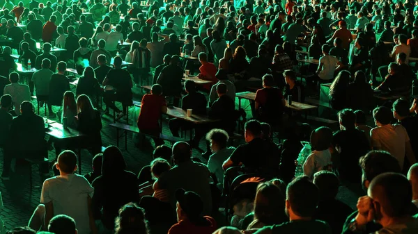 Persone Sedute Guardare Calcio Luogo Pubblico Notte — Foto Stock