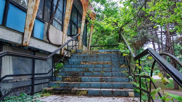 Velho Cinema Soviético Abandonado Centro Cidade Greenery Torno Dele — Fotografia de Stock