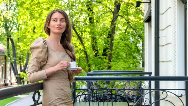 Donna Vestita Con Una Tazza Caffe Verde Sullo Sfondo — Foto Stock