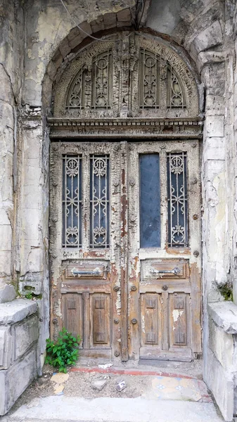 Entrada Antiguo Edificio Residencial Abandonado Hecho Estilo Clásico —  Fotos de Stock
