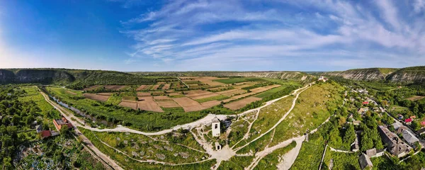 从空中俯瞰大自然 山丘和田野的山谷 多处绿地 摩尔多瓦 — 图库照片
