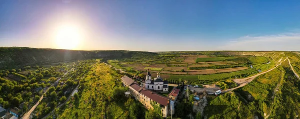 Vista Panorámica Aérea Del Dron Naturaleza Iglesia Valle Con Río — Foto de Stock