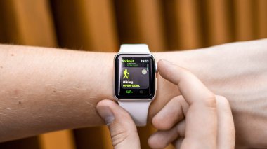 CHISINAU, MOLDOVA - 5 AĞUSTOS 2021: Apple Watch 'taki yürüyüş eğitimini seçen genç bir adam