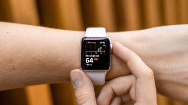 CHISINAU, MOLDOVA - 5 AĞUSTOS 2021: Apple Watch kullanarak nabzını kontrol eden genç bir adam