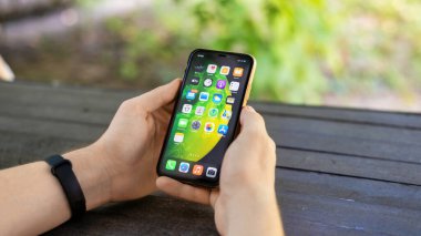 CHISINAU, MOLDOVA - 19 HAZİRAN 2021: iPhone 'u elinde tutan adam