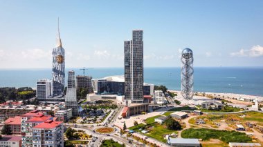 Georgia, Batumi 'deki sahil şeridinin insansız hava aracı görüntüsü. Karadeniz, modern oteller, yeşillik