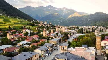 Gürcistan 'daki Kafkas Dağları vadisindeki bir köyün insansız hava aracı görüntüsü.