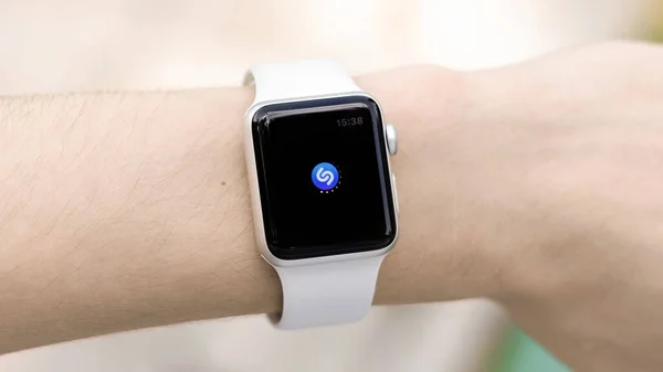 Chisinau Moldova Αυγούστου 2021 Apple Watch Εφαρμογή Shazam Αρσενικό Χέρι — Φωτογραφία Αρχείου