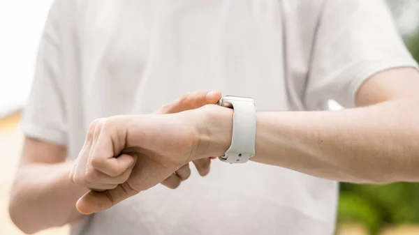 Ein Junger Mann Mit Smartwatches Und Weißem Armband — Stockfoto