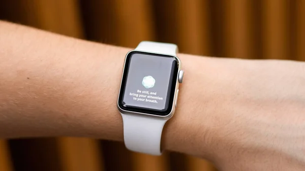 Chisinau Moldova Αυγούστου 2021 Apple Watch Breathing App Male Hand — Φωτογραφία Αρχείου