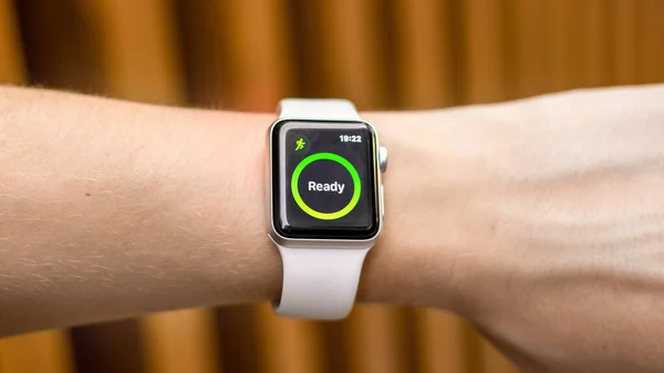 Chisinau Moldova Αυγούστου 2021 Apple Watch Activity App Male Hand — Φωτογραφία Αρχείου