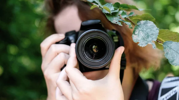 Жінка Знімає Головну Камеру Використовуючи Професійну Зелень Навколо — стокове фото