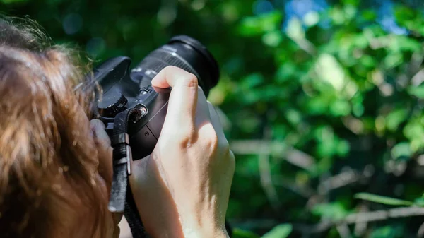 Mulher Tirando Fotos Vegetação Usando Uma Câmera Profissional — Fotografia de Stock