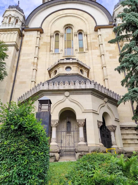 Mariä Himmelfahrt Kathedrale Mit Viel Grün Cluj Napoca Rumänien — Stockfoto