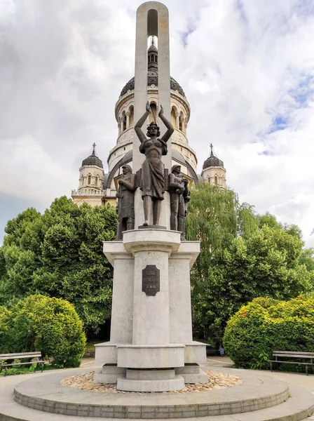 Denkmal Ruhm Des Rumänischen Soldaten Mit Granaten Hintergrund Cluj Napoca — Stockfoto