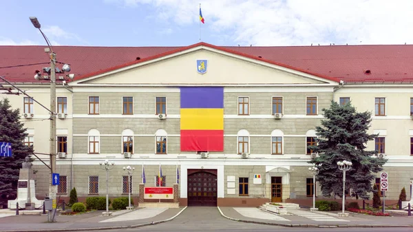 ルーマニアのクルジュ ナポカにある政府の建物の入り口 — ストック写真