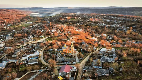 Vista Aérea Pueblo Moldavia Atardecer Edificios Residenciales Antiguos Iglesia Árboles —  Fotos de Stock